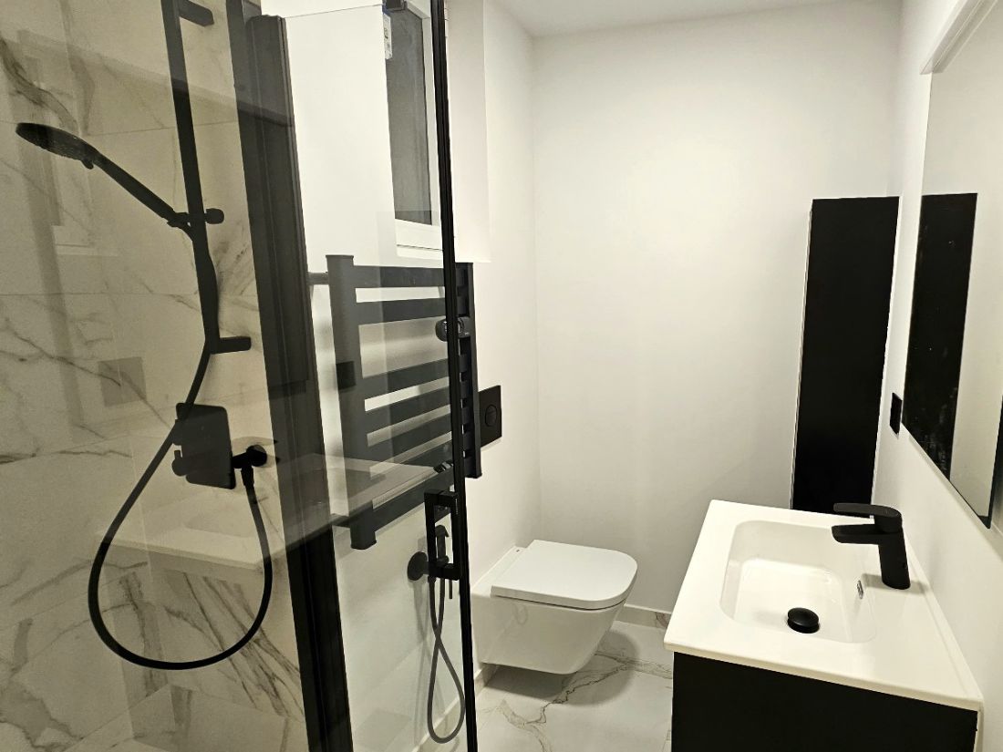 Baño Suite reformado del piso Ramón Cabanillas en A Coruña