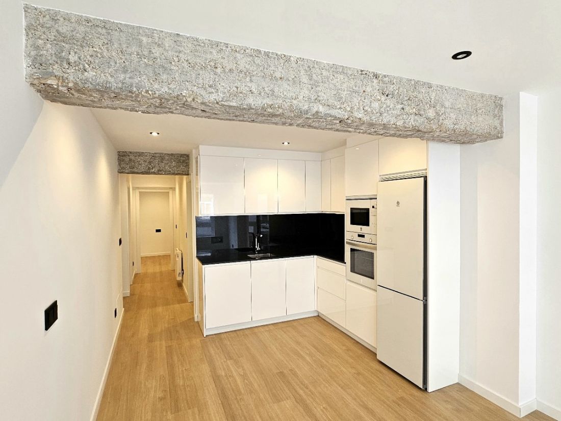 Cocina reformada del piso Ramón Cabanillas en A Coruña