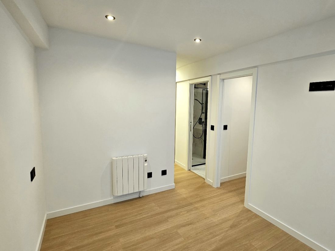 Dormitorio Suite reformado del piso Ramón Cabanillas en A Coruña