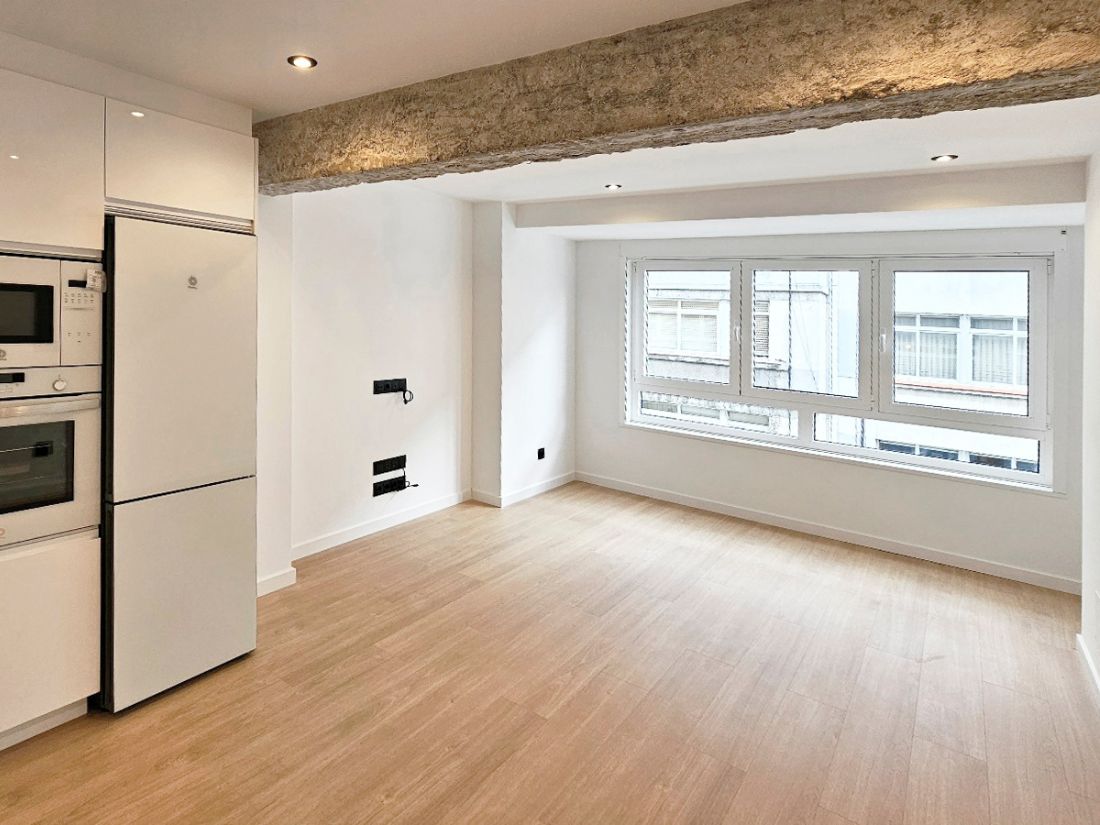 Salón reformado del piso Ramón Cabanillas en A Coruña